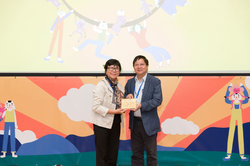 平機會主席陳章明教授(右)致送紀念品予合作組評判香港兒童文藝協會會長何巧嬋女士(左)。